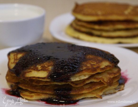Можно подавать с вареньем, джемом, медом и т.д.