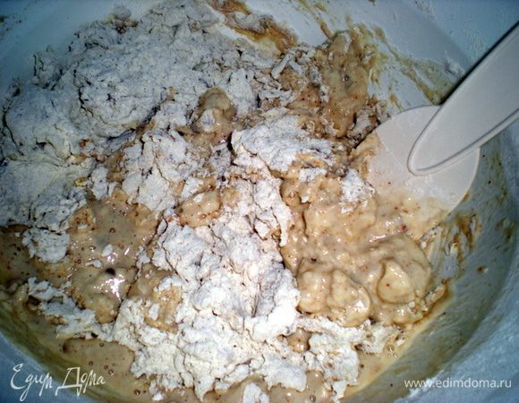 Добавить теплую воду. Вода должна быть температуры вашего тела, т. е. когда опускаете в неё палец, вы не должны ощущать ни тепла ни холода. Хорошенько вымешиваем лопаткой.