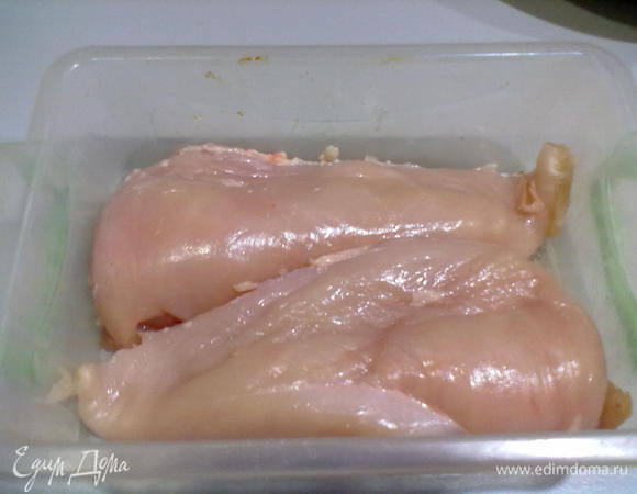 Грудки моем, очищаем от жилок и жира, сушим.