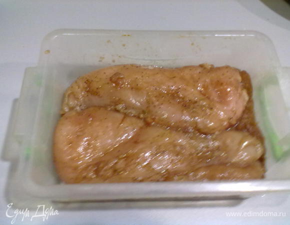 Смешиваем все ингредиенты для маринада, заливаем грудки и в течение 3-5 мин. хорошенько вдавливаем пальчиками маринад в мясо. Помещаем в холодильник на 12-24 часа.