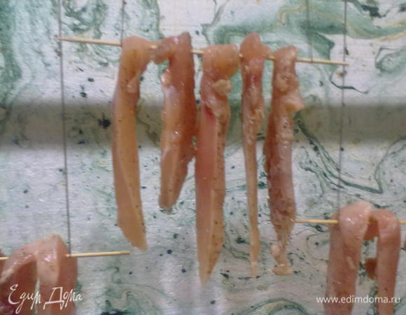 Нанизываем полоски мяса на деревянные шампурики, развешиваем для вяления в проветриваемом помещении при температуре 20-25 град. на 1-3 дня.(без сквозняков)