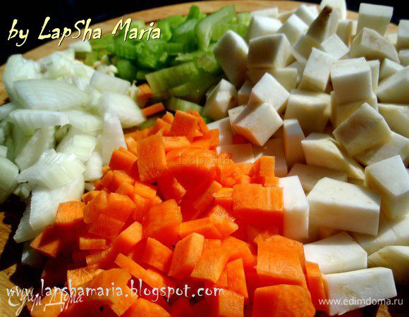 Сельдерей и лук нашинкуем, корень петрушки или сельдерея очистим и нарежем кубиками примерно 1,5х1,5 см. А морковку помельче тоже на кубики, примерно 0,5х0,5. 