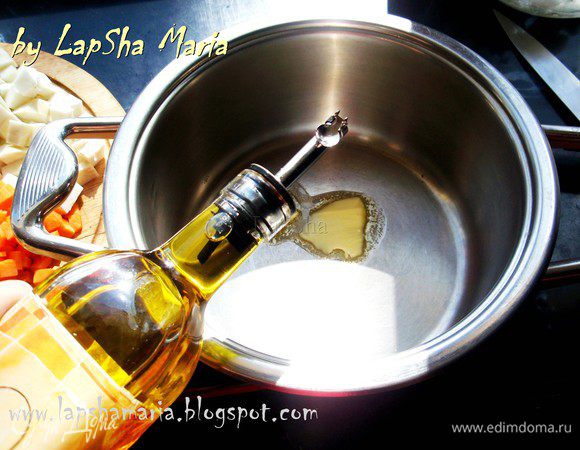 В кастрюльке, в которой будем готовить суп, разогреем оба вида масла