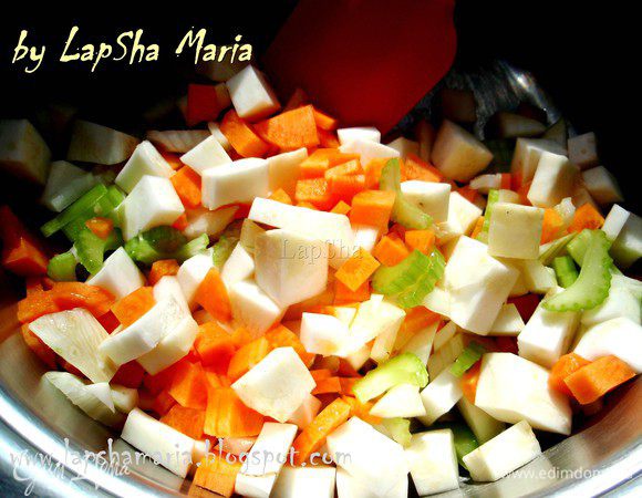 Добавим все нарезанные овощи, обжариваем, помешивая, минут 5-7.