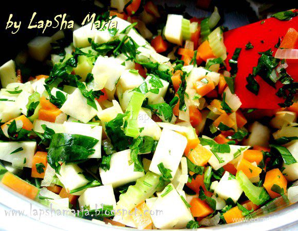 Теперь добавим бульон или воду. Я использую свои заготовки, замороженный куриный бульон. Дадим вскипеть, уменьшим огонь и варим минут 15-20, до мягкости всех овощей. Проверяйте по моркови и корню петрушки, готово, если они мягкие. 