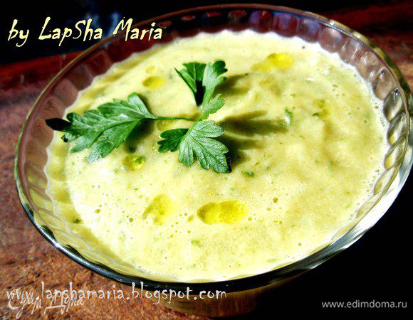 Теперь осталось только пробить суп в блендере до однородного состояния, украсить зеленью петрушки, сбрызнуть оливковым маслом и можно подавать к столу! Приятного аппетита!