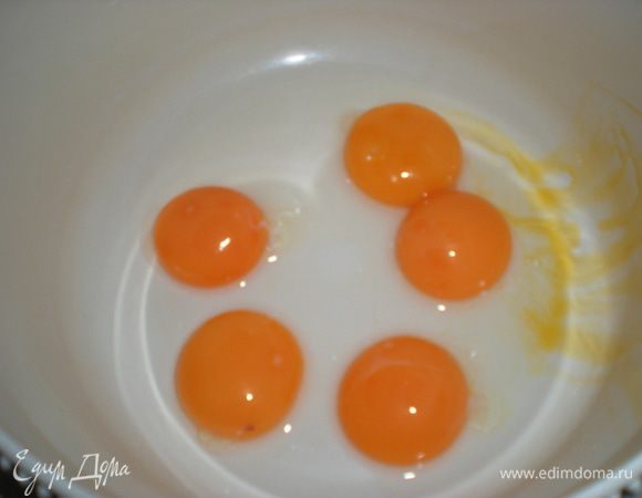 Желтки отделить от белков. Белки охладить в холодильнике 30 мин.