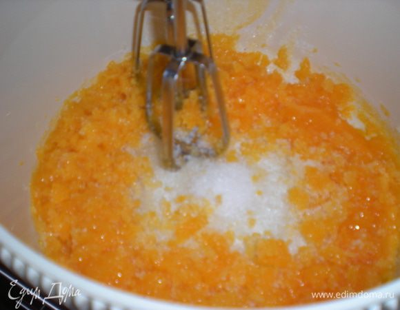 Желтки взбить с сахаром на маленькой скорости.