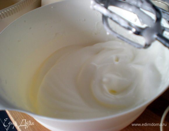 Белки взбить в крепкую пену.