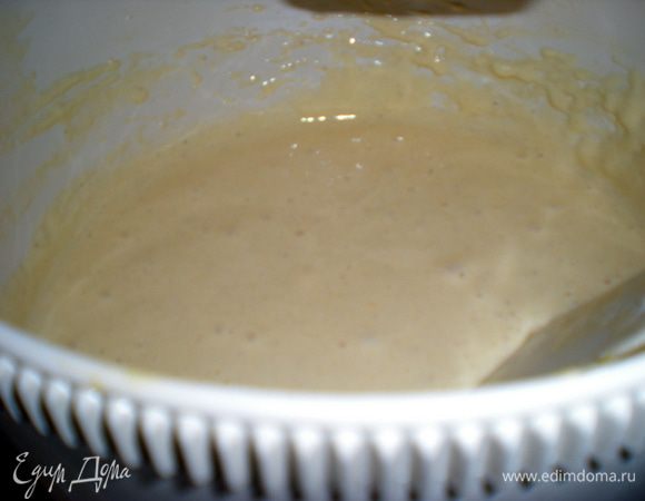 В желтки добавить белки и ваниль. Перемешать. Муку смешать с разрыхлителем и постепенно добавлять к яичной смеси, постоянно взбивая на маленькой скорости.