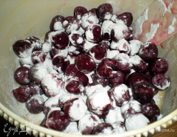 Вишню посыпать крахмалом. Перемешать.
