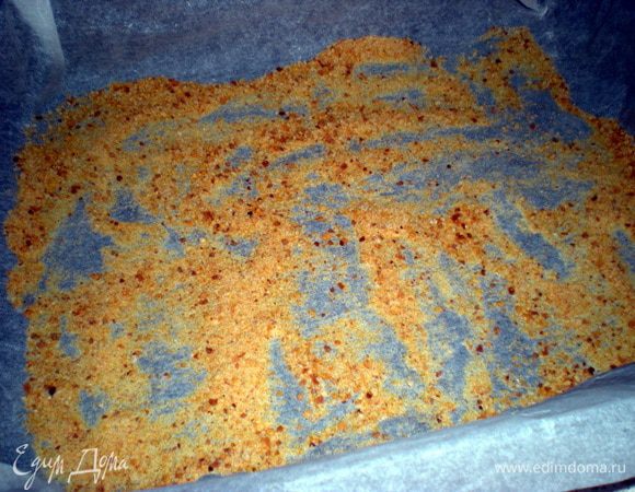 Форму, в которой будем выпекать, проложить бумагой и посыпать панировочными сухарями.