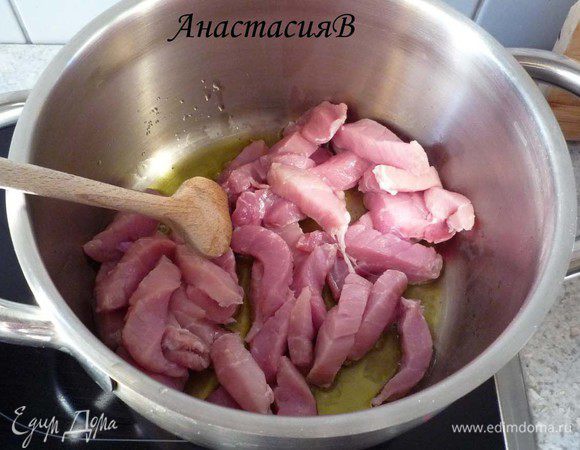 Свиные шницели промыть и высушить бумажным полотенцем. Нарезать тонкими полосками. Обжарить в кастрюле в оливковом масле. Посолить, поперчить.