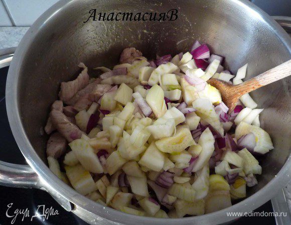 Добавить фенхель, лук и чеснок. Все вместе немного еще обжарить.