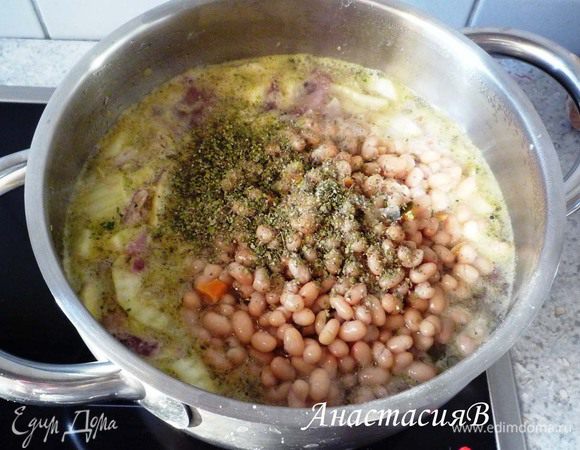 Добавить овощной бульон и дать закипеть. Положить фасоль и майоран. Тушить под крышкой около 20 минут. Затем добавить томаты и еще варить минут 5. Приправить суп солью, перцем и бальзамическим уксусом.