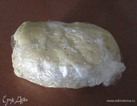 Замесить тесто из вышеперечисленных продуктов, завернуть в пищевую пленку, положить в холодильник на час.
