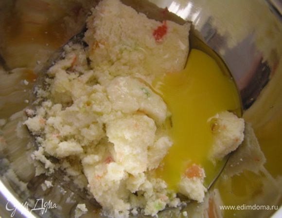 №1 Для творожного теста к творогу добавить соль, яйцо и масло. ***Я использовала вместо творога остатки творожной пасхи с цукатами :)) поэтому добавила 2 ст.л. масла и 1/3 ч.л. соли. Кстати, это отличный вариант для сладкой пиццы ;)
