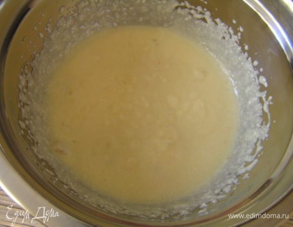 Массу хорошо вымесить с помощью миксера.
