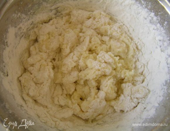 Муку просеять и постепенно добавляя в творожную массу замесить тесто, 
