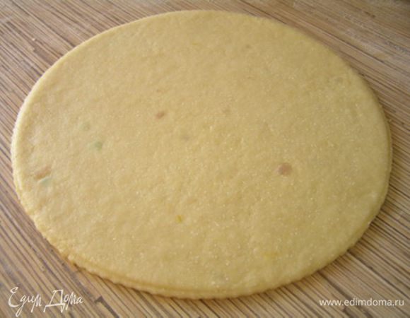 Раскатать тесто желаемого размера (у меня Ф24 см), выложить на противень. ***Можно сразу выложить начинку, а можно сначала испечь основу, а потом выложить начинку, затем отправить на 5 минут под гриль***