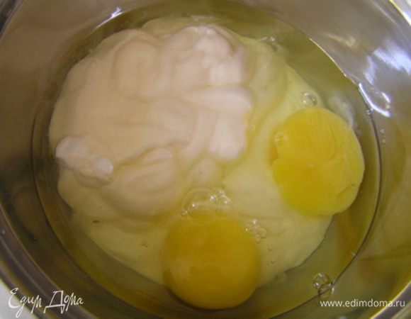 №2 Для жидкого теста все еще проще :) Сметану смешать с майонезом и яйцами
