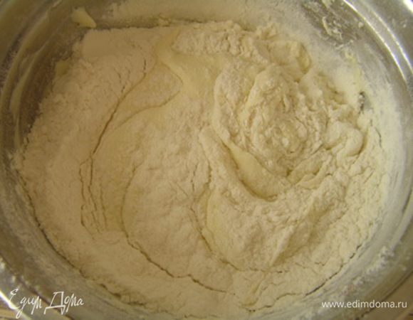 постепенно добавляя муку, замесить жидкое тесто,