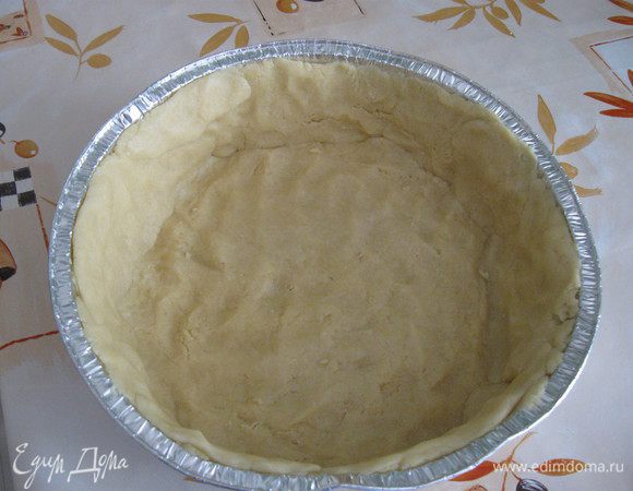 Выложить тесто в форму для пая, сформировать бортик.