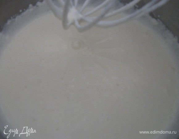 Взбить вместе желтки, сметану, сахар и ваниль.  