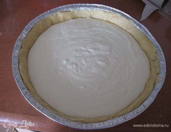 Залить полученным кремом ягоды.