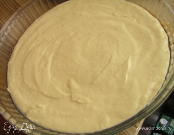 Вылить в форму (у меня ф 24 см) смазанную маслом