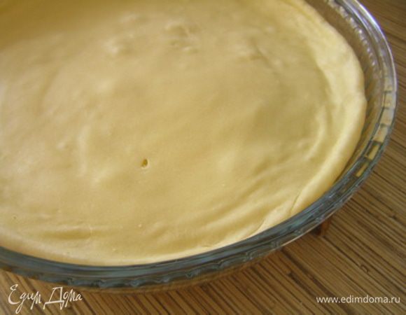 и выпекать при 200*С 15-20 минут (готовность определить деревянной шпажкой - она должна остаться сухой). Пока выпекается основа, можно приготовить Вашу любимую начинку, позже выложить её на основу и поставить под гриль до готовности. ***Кстати, на фото видно, что края теста загнулись в виде бортиков - очень удобно, поскольку начинка будет поддерживаться.