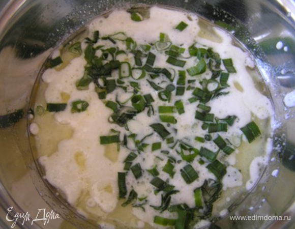 затем нарезанную зелень, соль и перец. Все перемешать.
