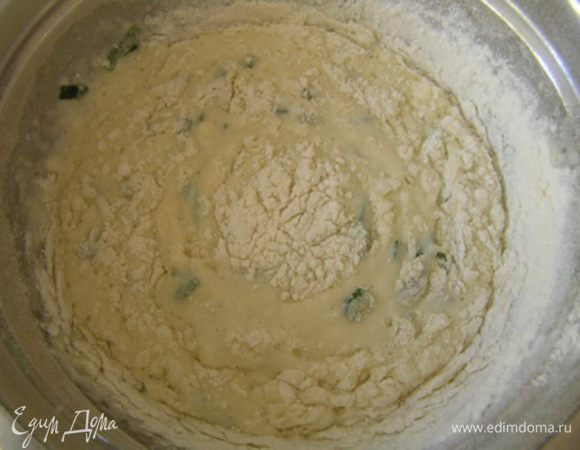 Постепенно добавляя муку, замесить тесто