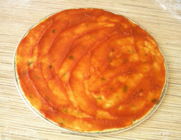 выложить на смазанный маслом противень и добавить Вашу любимую начинку. А вот и маленький бонус! Для простейшей начинки нужно смазать тесто томатной пастой,