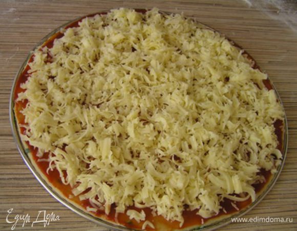 посыпать тертым сыром и мелко нарезанным чесноком.