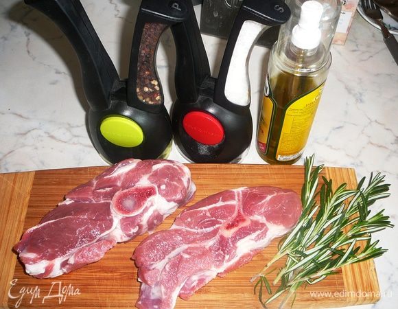 Баранью лопатку порубить на порционные куски, помыть и обсушить. Посолить, поперчить, слегка намазать оливковым маслом.