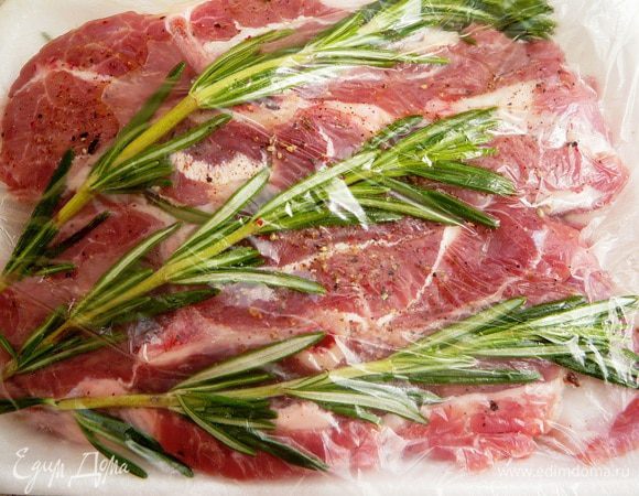 На дно пластикового контейнера положить веточки розмарина, сверху выложить мясо и снова веточки розмарина. Затянуть полиэтиленовым пакетом и оставить мариноваться на 2-3 часа.