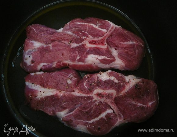 В чашу мультиварки налить немного масла и выложить куски баранины. 