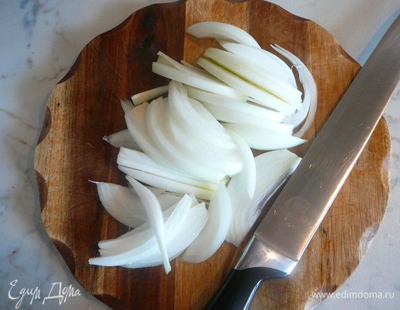 Репчатый лук нашинковать полосками.