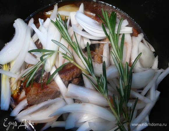 На мясо выложить лук, розмарин и залить вином. Готовить на режиме ТУШЕНИЕ 1 час.