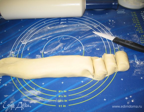 На Ваш суд представляю треугольники и элеш. Готовим сливочное тесто. Смешиваем все ингредиенты: растопленное масло, воду, соль, сахар, муку. Муку следует подмешивать порциями, сколько возьмет тесто. Тесто после замеса должно получиться очень эластичным, маслянистым, не липким, а упругим. Скатываем жгутиком и нарезаем на порции (объем примерно 5см х 7 см х 3 см).