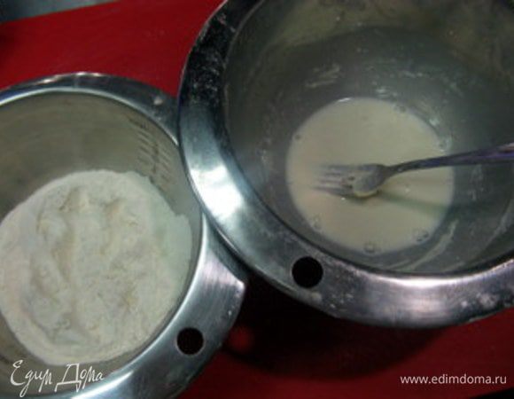 Тщательно перемешать вилкой и добавить половину муки, смешать до однородной массы и оставить на 20-25 минут.