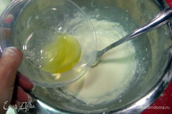 Через 20-25 минут масса начнёт пузыриться. Добавить соль, 1 ложку оливкового масла и оставшуюся муку.