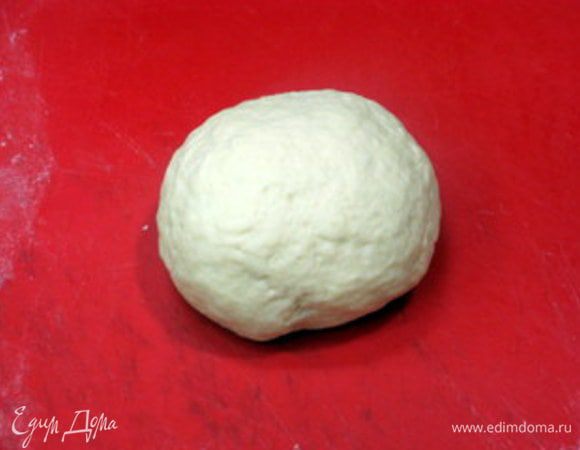 Замешивать сначала вилкой, затем рукой до тех пор, пока тесто не станет мягким.