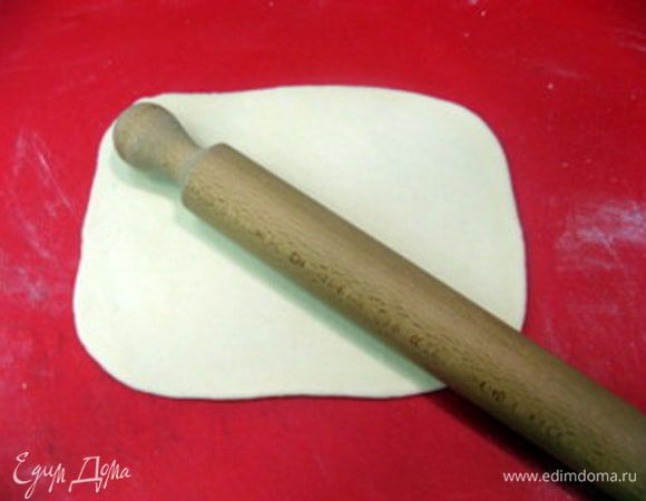 Приготовить форму для выпечки 30х40 см. Смазать дно и бортики формы двумя ложками оливкового масла.

Раскатать тесто, придав ему форму прямоугольника толщиной в 1 см и величиной с форму для выпечки.