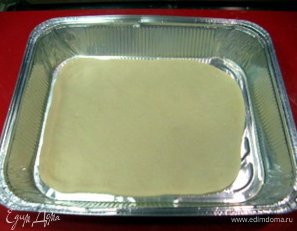 Поместить тесто в форму, смазанную маслом.