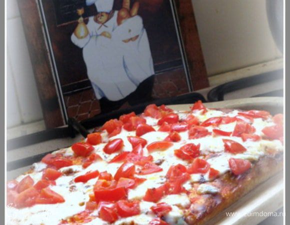 Разогреть духовку до 220°С. Пока духовка греется, нарезать моцареллу на маленькие кусочки толщиной 2-3 мм или кубики. Выпекать пиццу 10-12 минут, затем открыть духовку, сбрызнуть пиццу водой из распылителя и быстро выложить на неё моцареллу и другие ингредиенты по желанию и запекать ещё 10 минут.