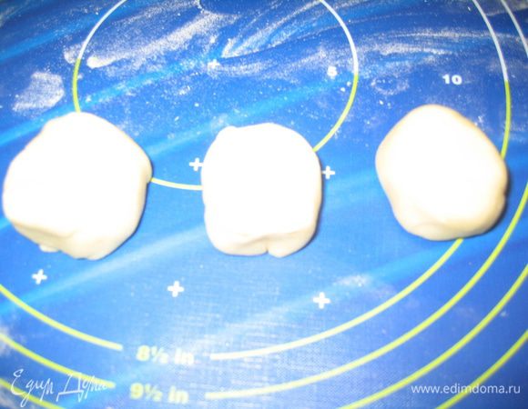 Получается 12 шариков теста, 9 из которых у меня ушли на треугольники, а оставшиеся 3 я объединила и пустила на элеш