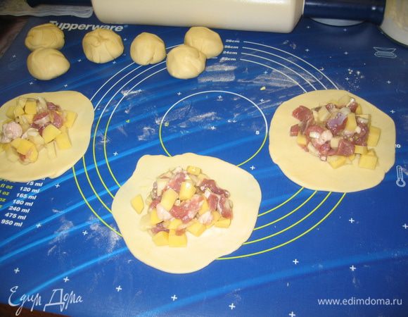 Приступаем лепить треугольники. Следует раскатать шарики из теста и в центр каждого положить начинку (примерно 2 ст.л.). Визуально разделить круг на три стороны и слепить края треугольником, оставив отверстие в центре.