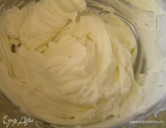 Приготовить крем. Творожный сыр смешать с сахаром, ванильным сахаром и лимонным соком.